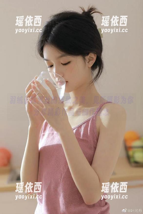 羽绒长靴黑丝的细致之美，见新摄影为你分享精彩作品与创作理念