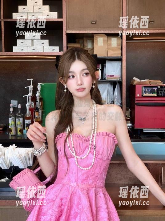 觅芙少女 - 昕昕的油亮写真图包精选，完美诠释时尚与艺术的交融！