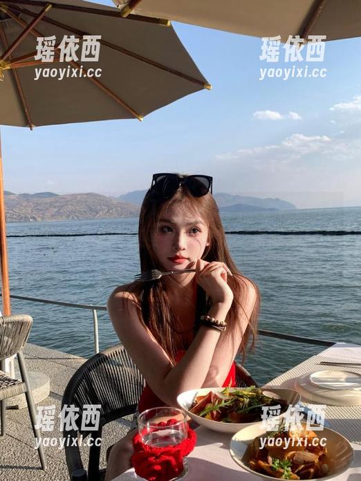 语画界 - 一起踏入Chery绯月樱女王的在线写真合集，感受每一个精彩瞬间的魅力！
