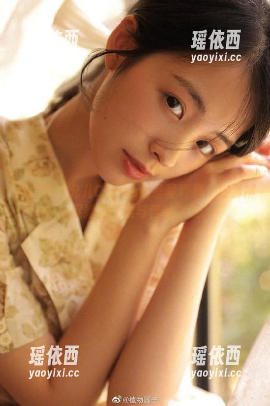 语画界 - 允儿Claire浴室写真集：高清捕捉她的优雅与自然之美