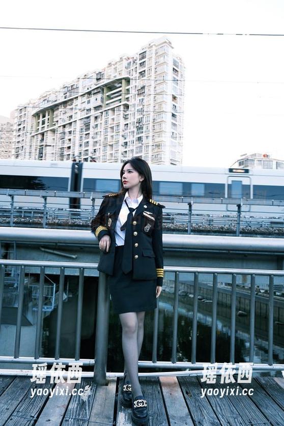 语画界 - 周思乔betty最新空乘制服系列写真集，捕捉空中服务的优雅瞬间！