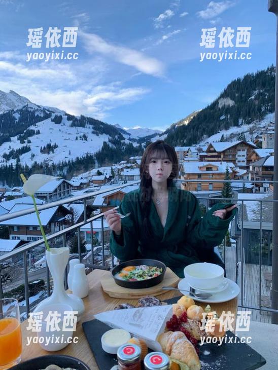 语画界 - 李丽莎黑白写真图包，获取独特资源捕捉时尚瞬间