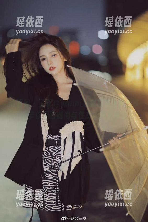 语画界 - 王馨瑶yanni泳装写真独特分享，带你领略时尚与性感的完美结合