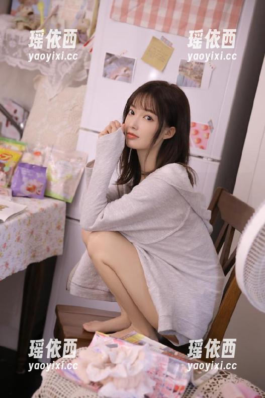 语画界 - 豆瓣酱全套美腿写真作品，免费下载活动开始，快来获取！