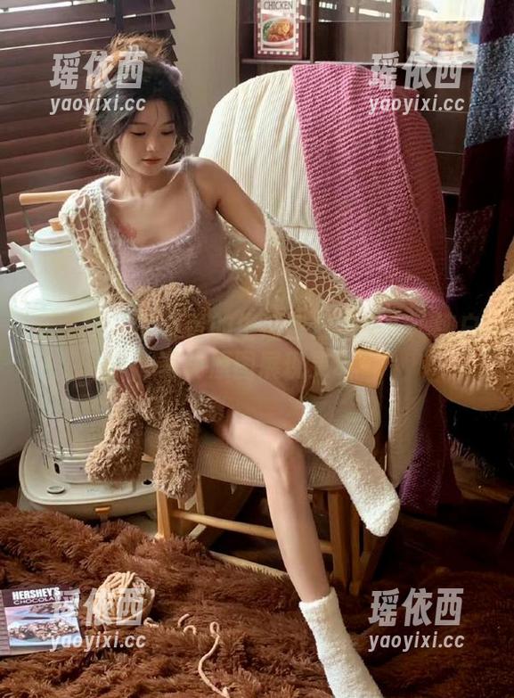 轰趴猫 - 艾小青的生活与艺术交汇：纯白写真原图展现灵动