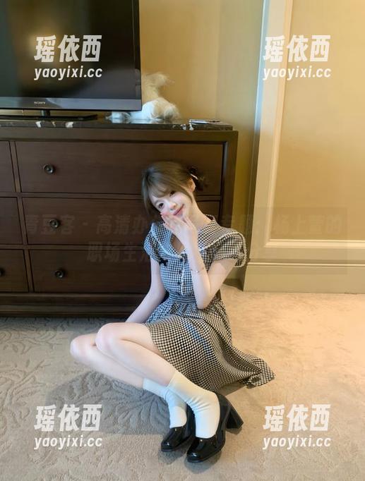 青豆客 - 高清办公室写真专题：杨上萱的职场生活与风格随手分享