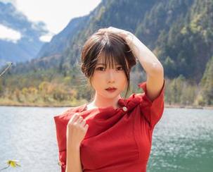 香草喵露露女神最新写真原图更新，感受她的魅力与优雅！