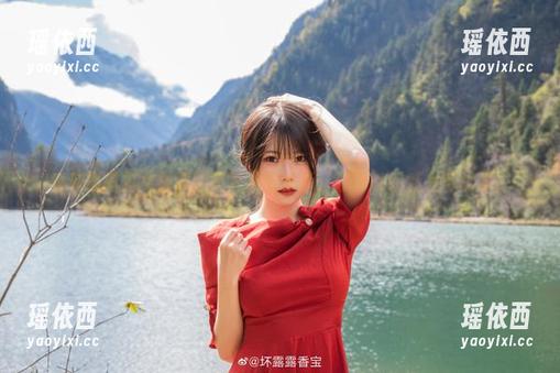 香草喵露露女神最新写真原图更新，感受她的魅力与优雅！